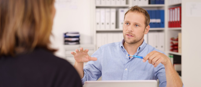 Betriebsrente: Was passiert bei einem Jobwechsel? Ein Mann in blauem Hemd gestikuliert mit einen Händen vor einem Notebook. Er sitzt einer Frau in schwarzem Blazer gegenüber. Betriebsrente: Was passiert bei einem Jobwechsel? Ein Mann in blauem Hemd gestikuliert mit einen Händen vor einem Notebook. Er sitzt einer Frau in schwarzem Blazer gegenüber.