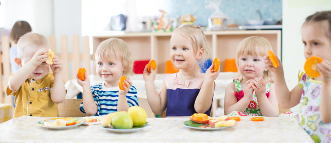 Kita-Essensgeld: Pauschale darf nicht zu hoch sein. Mehrere Kleinkinder sitzen an einem Tisch und essen Obst. Kita-Essensgeld: Pauschale darf nicht zu hoch sein. Mehrere Kleinkinder sitzen an einem Tisch und essen Obst.