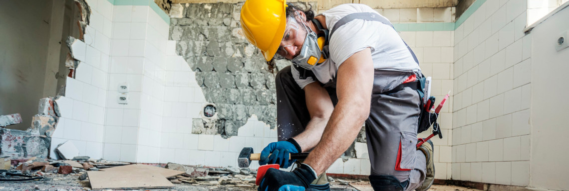 Bauarbeiter in Wohnung reißt Wände ab