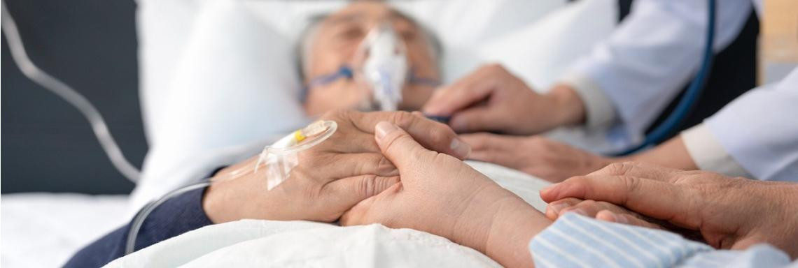 Alter kranker Mann verstirbt in einem Krankenhausbett