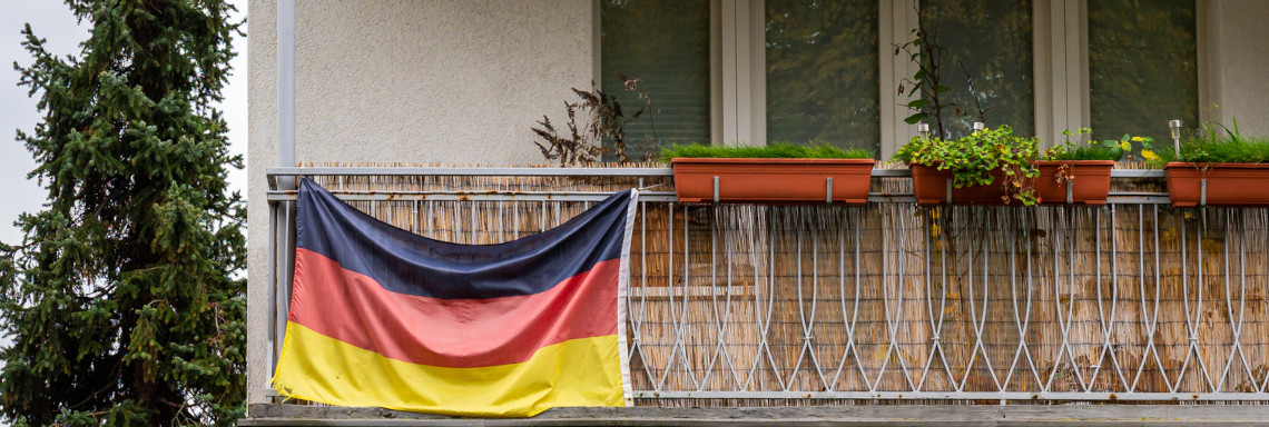 Deutschlandflagge an einem Balkon