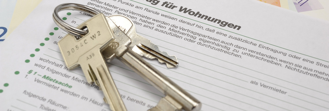 Wohnungsschlüssel auf einem Mietvertrag