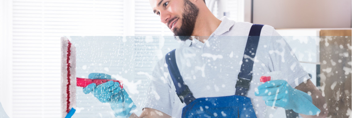 Fensterputzer reinigt ein Glasfenster