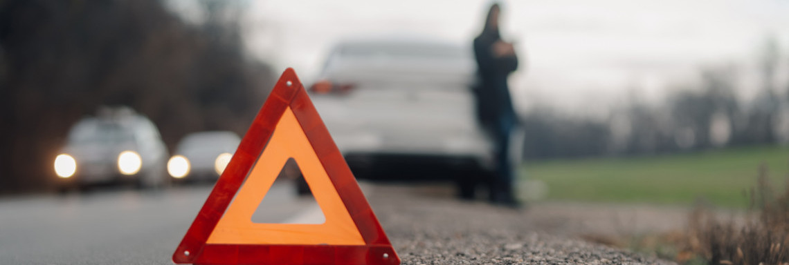 Warndreieck auf Landstraße bei Autounfall