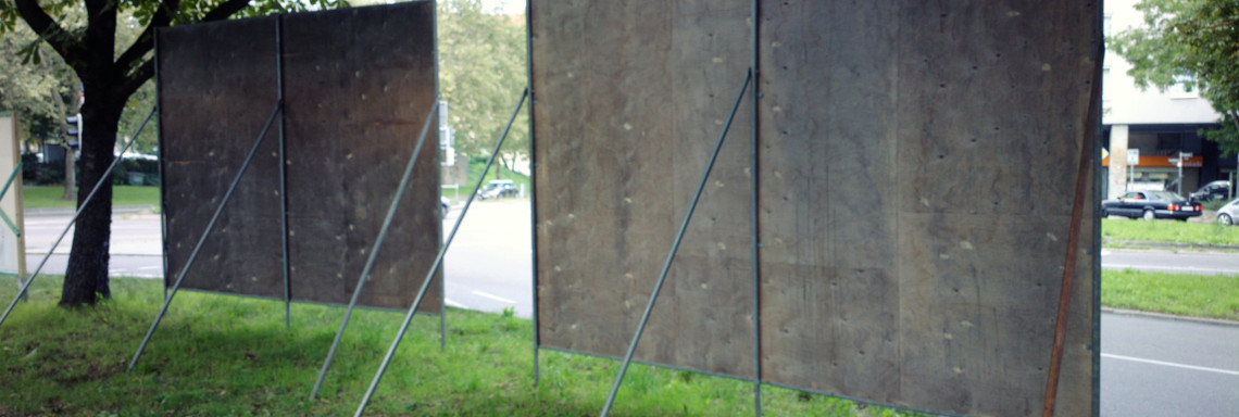 Wahlplakete Rückseite an einer Straße auf dem Rasen