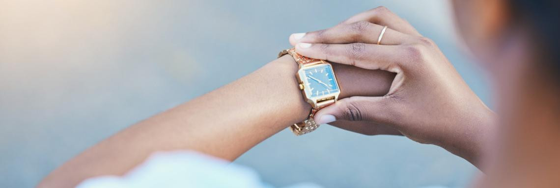 Nahaufnahme Blick auf Armbanduhr am Handgelenk