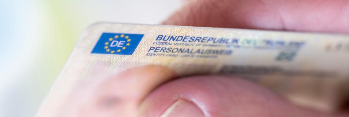 Nahaufnahme Personalausweis in einer Hand