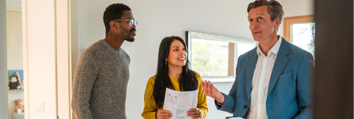Paar bei der Wohnungsbesichtigung
