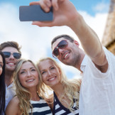 Panoramafreiheit bleibt bestehen: Gruppe junger Touristen macht ein Selfie vor dem Eiffelturm