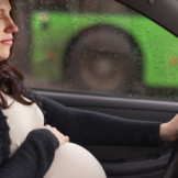 Schwangere im Auto