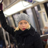 Schwarzfahren: Frau in Winterkleidung steht in der U-Bahn
