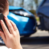 Frau meldet Fahrerflucht per Telefon, vor ihr ein Auffahrunfall