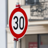 Ein Tempo 30-Verkehrsschild soll Anwohner gegen Abgase schützen.