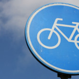 Radwegebenutzungspflicht: Das steht in der StVO. Verkehrs­zeichen 237: Ein weißes Fahrrad auf blauem Grund.