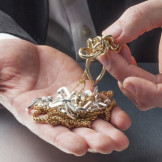 BGH-Urteil zur Versicherungspflicht eines Juweliers. Zwei Männerhände halten Gold- und Silberschmuck.