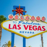 In Las Vegas heiraten: Rechtliche Rahmenbedingungen. Das bunte Ortseingangsschild von Las Vegas.