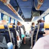 Unfall bei Bustransfer: Erstattung des Reisepreises. In einem Reisebus mit Blick nach vorn.