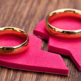 In einer Zugewinngemeinschaft lebt automatisch, wer bei der Hochzeit keinen Ehevertrag geschlossen hat