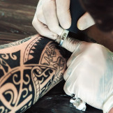 Polizei muss Tattoos bei Bewerbern akzeptieren