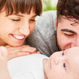 Eltern schauen glücklich ihr Baby an 