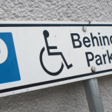 Schild von einem Behinderten Parkplatz