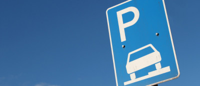 Straßenschild: Parken auf dem Gehweg erlaubt Straßenschild: Parken auf dem Gehweg erlaubt