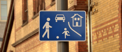 Verkehrsberuhigter Bereich: Straßenschild Spielstraße Verkehrsberuhigter Bereich: Straßenschild Spielstraße