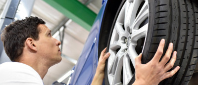 Ein Mechaniker montiert Ganzjahresreifen. Ein Mechaniker montiert Ganzjahresreifen.