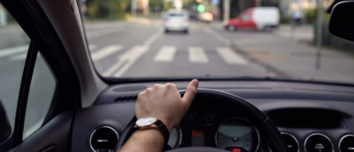 8 Punkte in Flensburg: Wann der Führerschein weg ist. Eine Person sitzt hinter dem Steuer eines Autos, der Blick ist auf die Straße gerichtet. 8 Punkte in Flensburg: Wann der Führerschein weg ist. Eine Person sitzt hinter dem Steuer eines Autos, der Blick ist auf die Straße gerichtet.