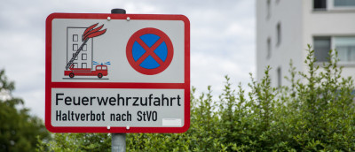 Feuerwehrzufahrt: Was beim Parken und Halten zu beachten ist Feuerwehrzufahrt: Was beim Parken und Halten zu beachten ist