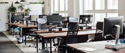 Ein modernes Büro von innen mit einem leeren Schreibtisch Ein modernes Büro von innen mit einem leeren Schreibtisch