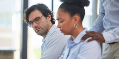Mann belästigt Frau am Arbeitsplatz sexuell und ein anderer Kollege sitzte daneben