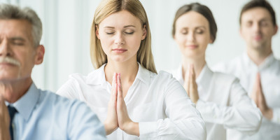 entspannte Menschen bei Yogaübungen und Stressbewältigung 
