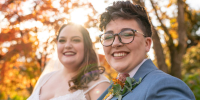 Queeres Paar bei der Hochzeit