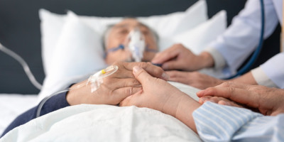 Alter kranker Mann verstirbt in einem Krankenhausbett