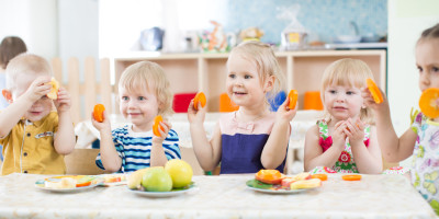 Kita-Essensgeld: Pauschale darf nicht zu hoch sein. Mehrere Kleinkinder sitzen an einem Tisch und essen Obst. Kita-Essensgeld: Pauschale darf nicht zu hoch sein. Mehrere Kleinkinder sitzen an einem Tisch und essen Obst.