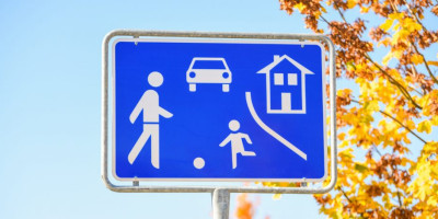 Schrittgeschwindigkeit: Wie schnell Sie fahren dürfen. Das blaue Verkehrszeichen 