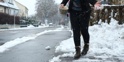 Ist Streusalz verboten? Rechtliches zum Streuen im Winter