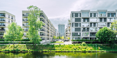 Blöcke mit Wohnhäusern in eriner Stadt am Kanal bei Sonnenschein