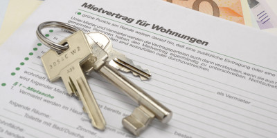 Wohnungsschlüssel auf einem Mietvertrag