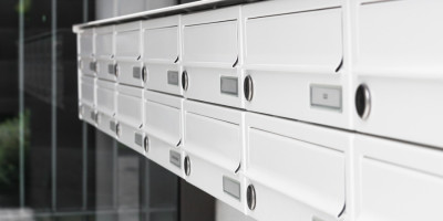 Zwei Reihen weiße Briefkästen