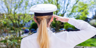 Marinesoldatin macht Militärgruß