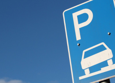 Straßenschild: Parken auf dem Gehweg erlaubt Straßenschild: Parken auf dem Gehweg erlaubt