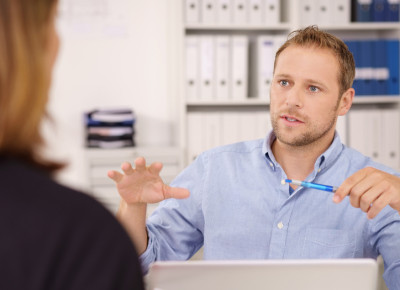 Betriebsrente: Was passiert bei einem Jobwechsel? Ein Mann in blauem Hemd gestikuliert mit einen Händen vor einem Notebook. Er sitzt einer Frau in schwarzem Blazer gegenüber. Betriebsrente: Was passiert bei einem Jobwechsel? Ein Mann in blauem Hemd gestikuliert mit einen Händen vor einem Notebook. Er sitzt einer Frau in schwarzem Blazer gegenüber.