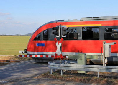 An einem unbeschrankten wie beschrankten Bahnübergang müssen Sie sich an die Verkehrsregeln halten An einem unbeschrankten wie beschrankten Bahnübergang müssen Sie sich an die Verkehrsregeln halten