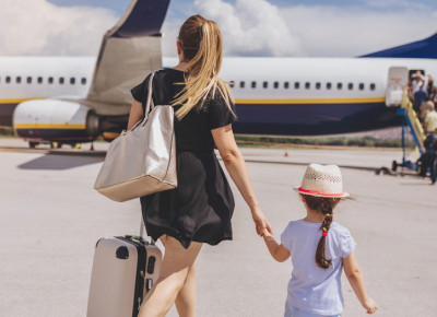 Reiseveranstalter insolvent: Ihre Rechte als Kunde. Eine Frau packt einen silbernen Reisekoffer. Reiseveranstalter insolvent: Ihre Rechte als Kunde. Eine Frau packt einen silbernen Reisekoffer.