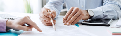 Männerhand zeigt auf Arbeitsvertrag