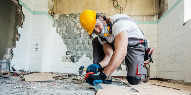 Bauarbeiter in Wohnung reißt Wände ab