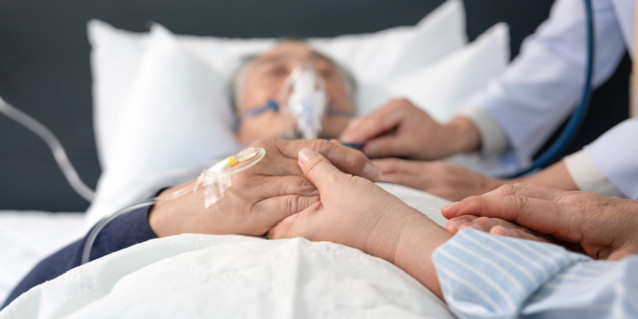 Alter kranker Mann verstirbt in einem Krankenhausbett