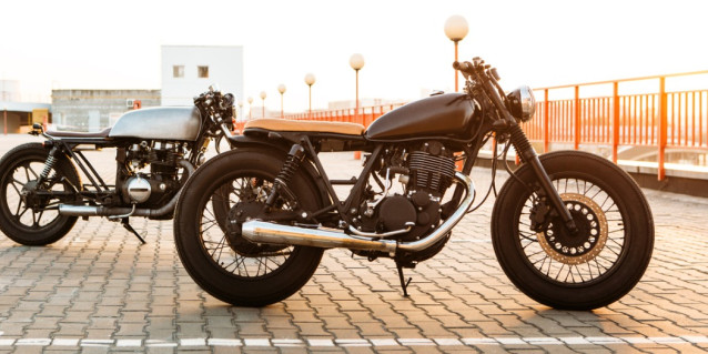 Motorrad parken: Die Regeln gemäß StVO. Zwei parkende Motorräder.